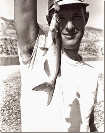 040-18 Mal with catfish 67